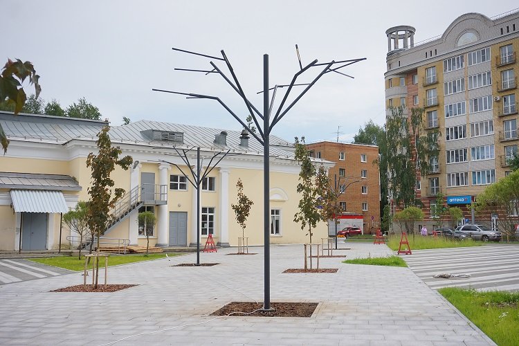 Первый этап благоустройства нового сквера у Центра досуга и кино «Октябрь» завершен в Сыктывкаре