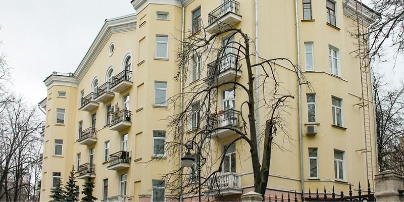Капитально отремонтировали 19 домов в различных стилях на двух центральных улицах Москвы