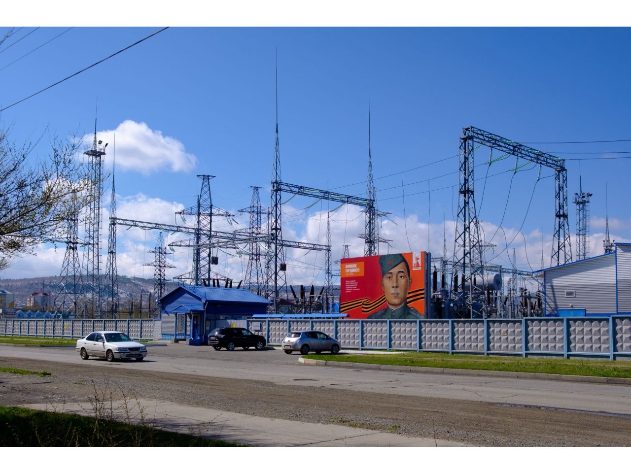 Главную подстанцию Саяногорска «Россети» украсили муралом к 80-летию Победы