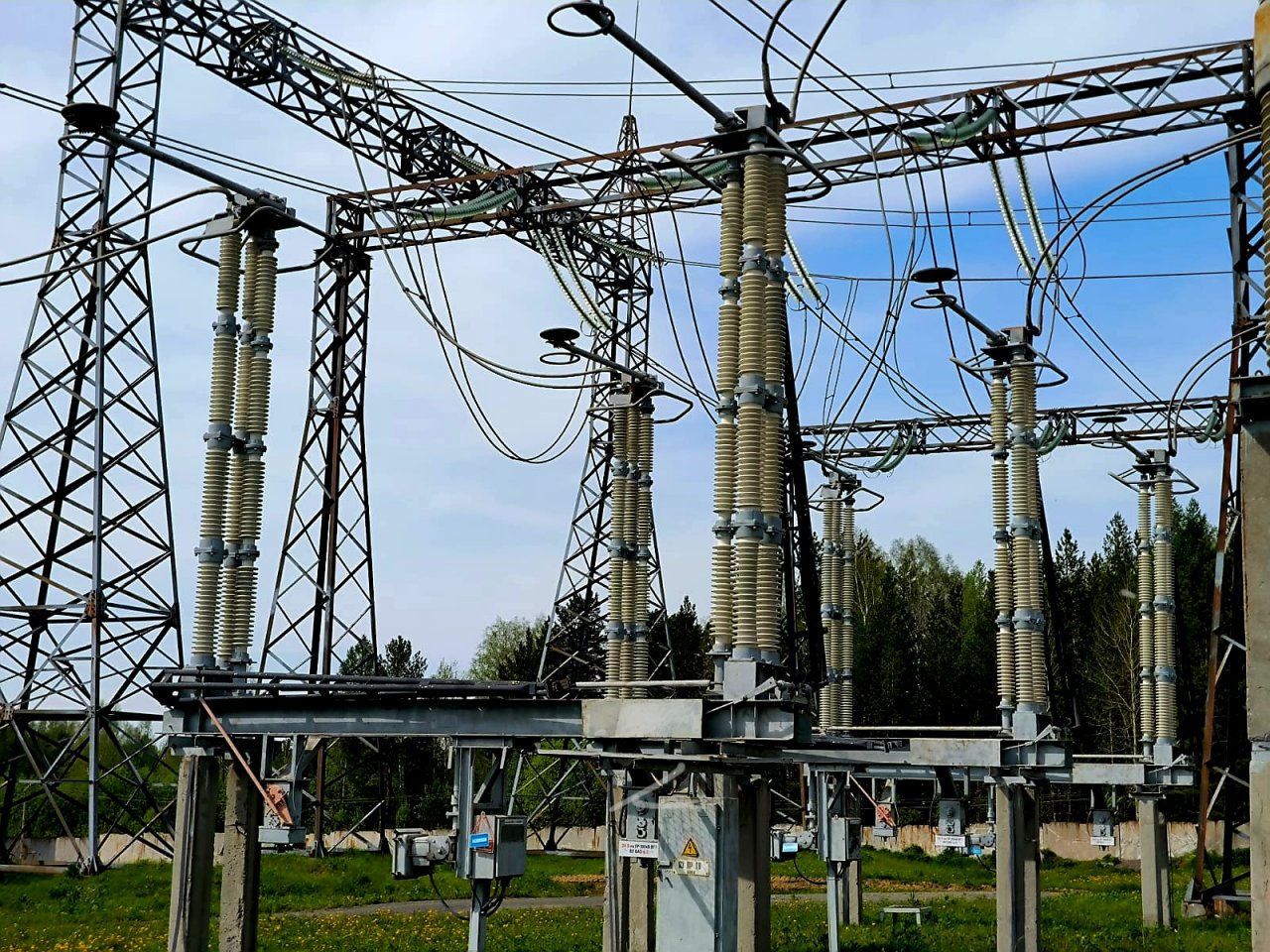 Более 300 изоляторов на магистральных подстанциях Свердловской области обновят энергетики