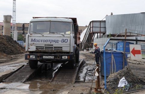 На 53 стройках Москвы с начала года пресечены нарушения работы пунктов очистки колес