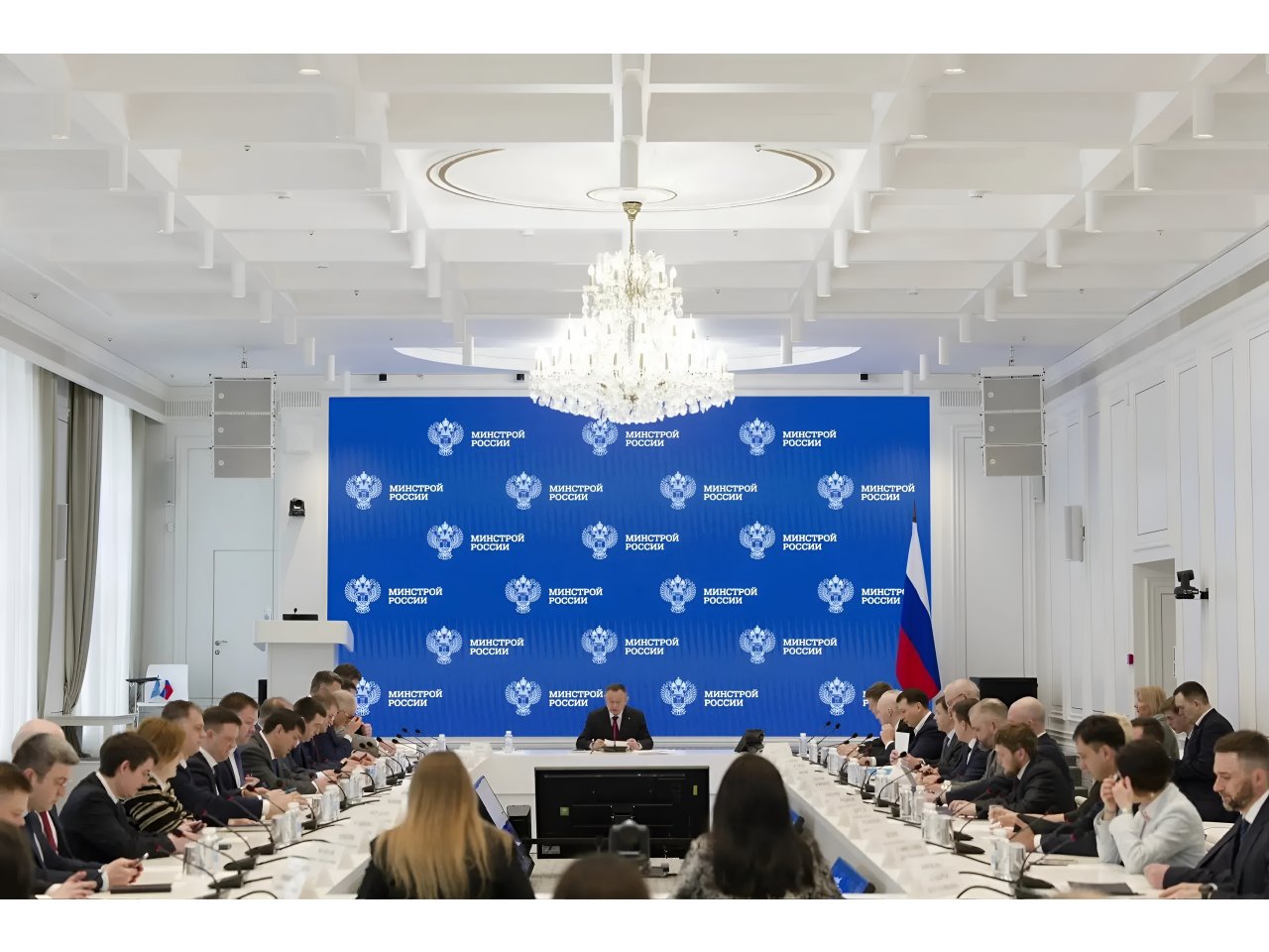 Министр строительства и ЖКХ РФ Ирек Файзуллин провёл еженедельное оперативное совещание в Минстрое России