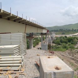 В Карачаево-Черкесии испытали на прочность крупнейший на Северном Кавказе мост-эстакаду