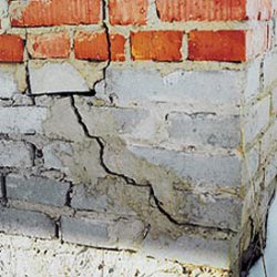 В Самарской области прокуратурой выявлен факт использования при строительстве дома дефектных плит перекрытия и фундаментных блоков