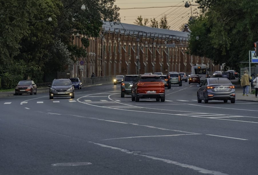 Гамбургскую площадь и участок проспекта Обуховской Обороны с опережением графика отремонтировали в Санкт-Петербурге