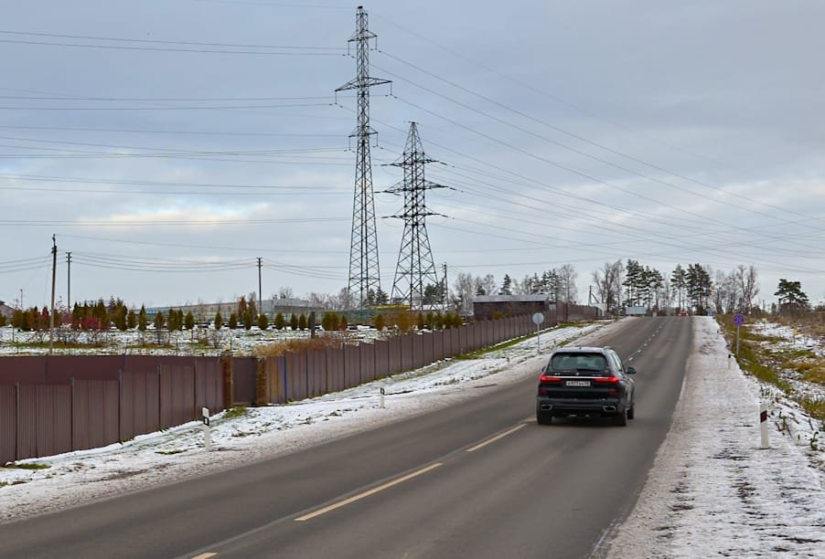 Дорогу через поселок Ленинское обновили в Ленинградской области