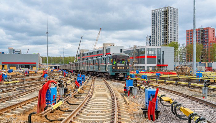 Первый поезд метро пришел в электродепо «Столбово»