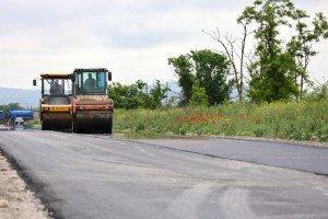 Участок дороги, ведущей в село Красностепновское, обновляют в Чеченской Республике