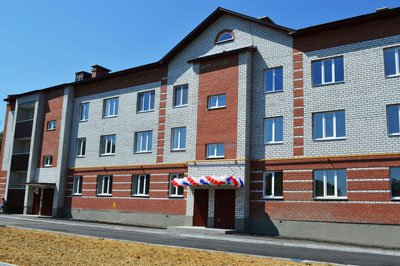 В городе Орске Оренбургской области 66 человек получили ключи от квартир в новых домах, построенных в рамках реализации 185-ФЗ