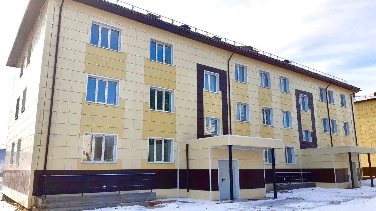 Два 3-этажных дома для переселенцев из аварийного жилья построили на улице Юбилейной в селе Хову-Аксы Чеди-Хольского района Республики Тыва